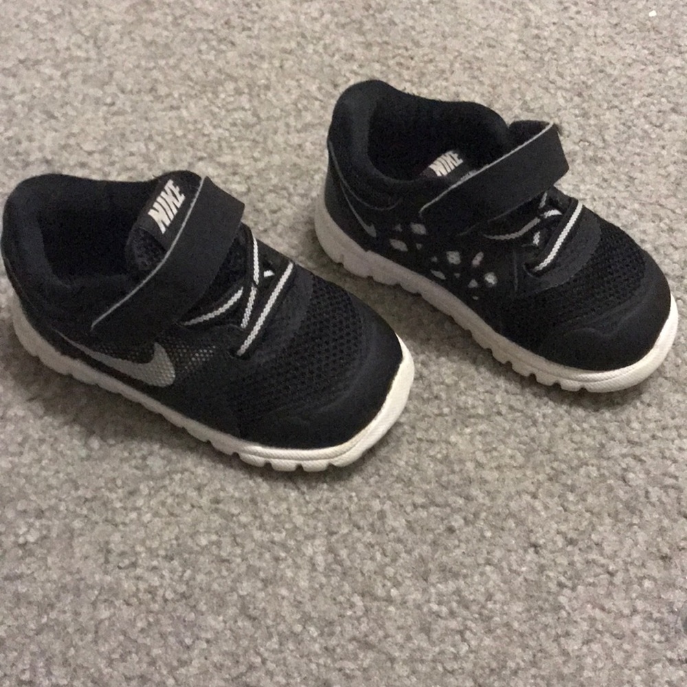Nike 4c toddler shoes (black, white, silver)